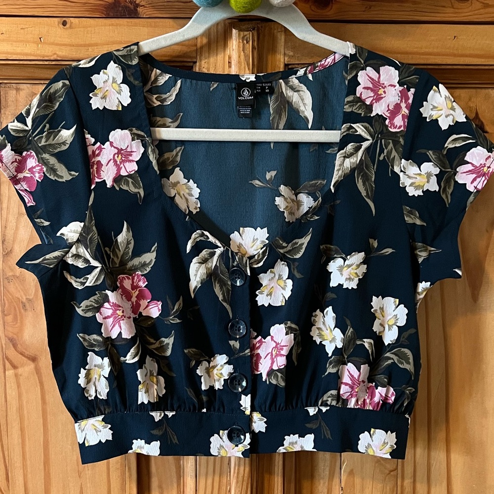 Volcom cropped floral short sleeve top. Size Small